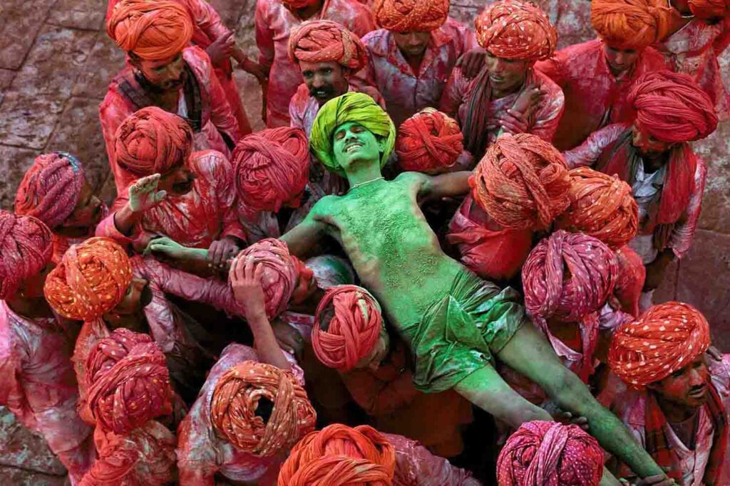 MCCURRY THE PURSUIT OF COLOR. _INDIA