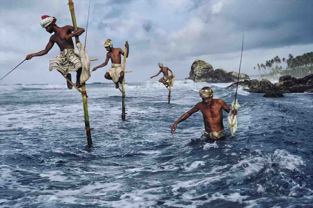 MCCURRY THE PURSUIT OF COLOR. Fishermen, Weligama, South coast, Sri Lanka, 1995-McCurry